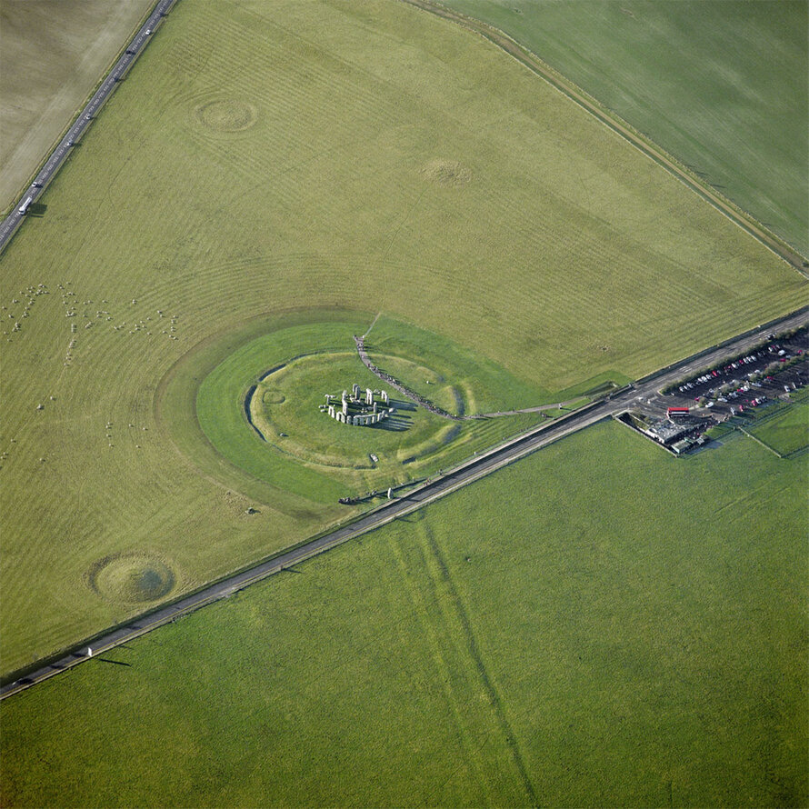 Stonehenge: Surrounding landscape and visitor centre